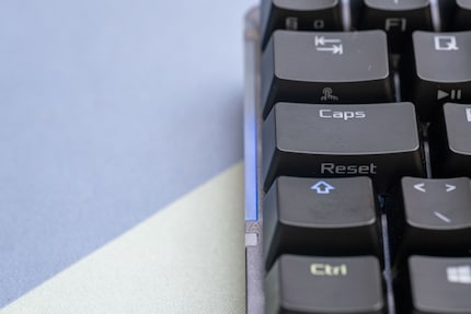 La longue barre LED vous informe de l’état de la batterie.