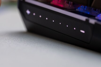 Vous pouvez balayer ou taper sur le panneau tactile.