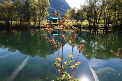 Die Sonne glitzert im Teich, der Espresso schmeckt: So geht Arbeit 4.0.