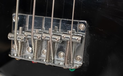 Steg mit Saitenreiter bei einem Bass ...