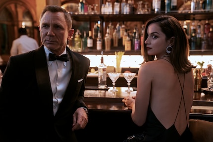 James Bond e Paloma (Ana de Armas) a Cuba.