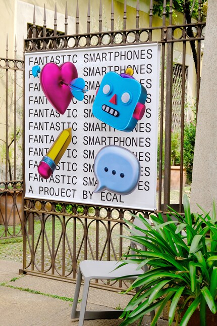 In Brera zeigte die ECAL dieses Mal eine Design-Recherche zum Thema Smartphone. Ausstellung: Spazio Orso, Milan Design Week 2021