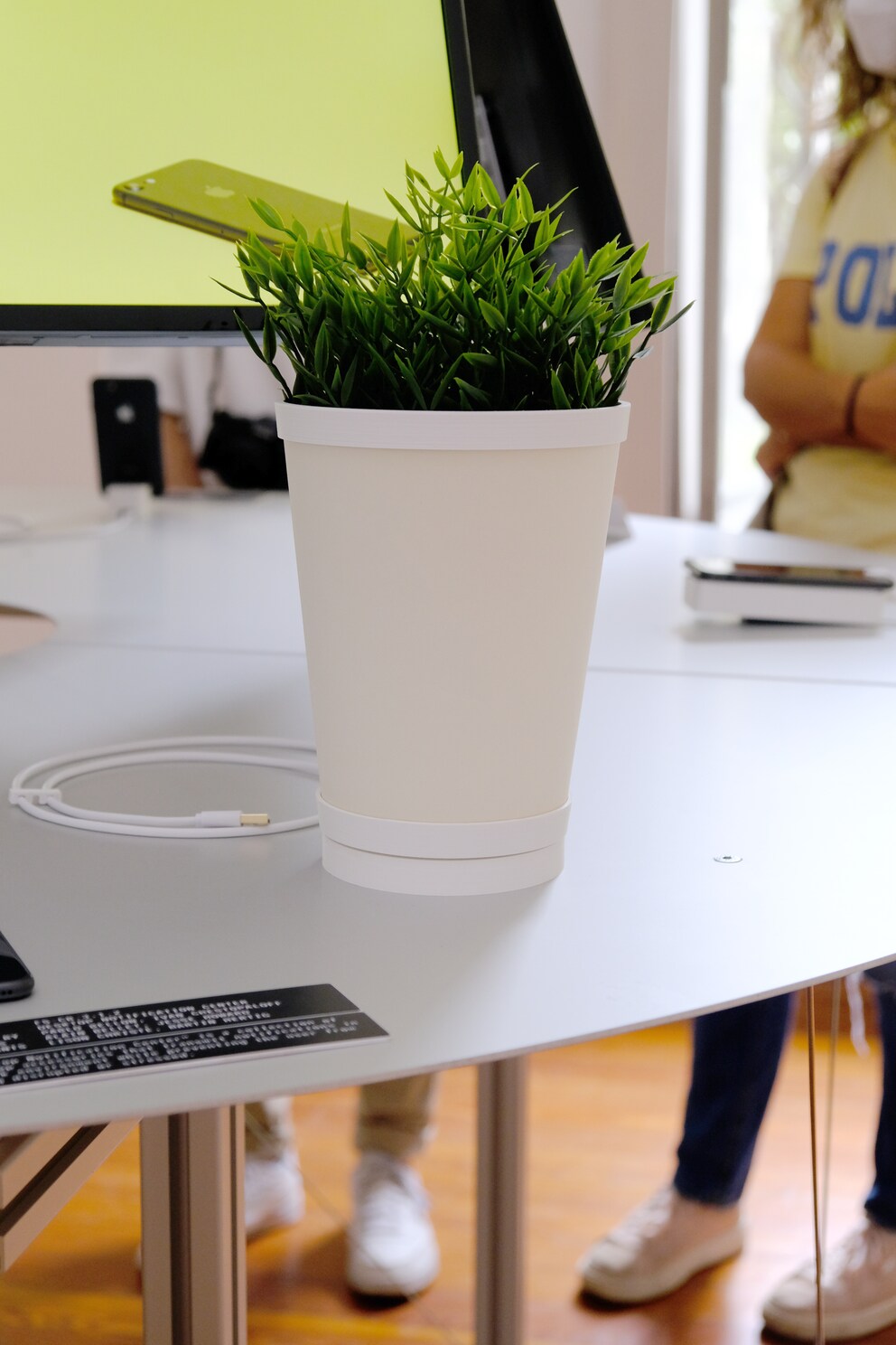 Mit diesem Blumentopf wirst du über Nachrichten durch ein Leuchten informiert.