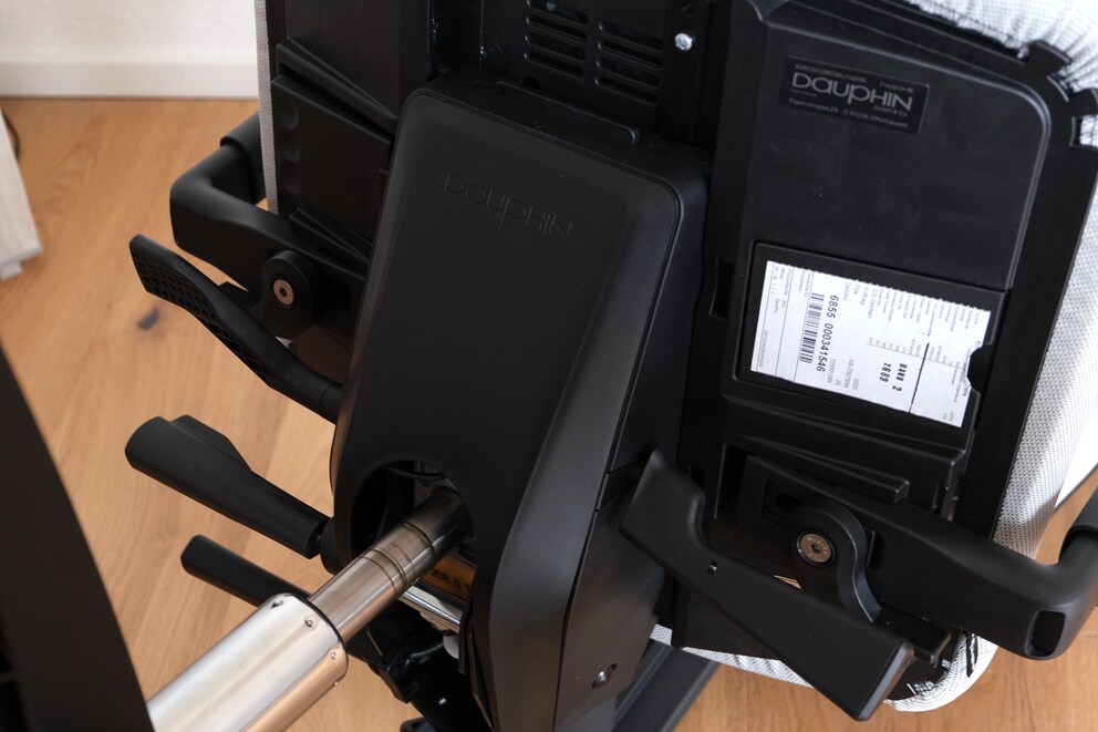 Un rapide coup d'œil sous l'assise montre le nombre de leviers qu'une telle chaise de bureau peut avoir.