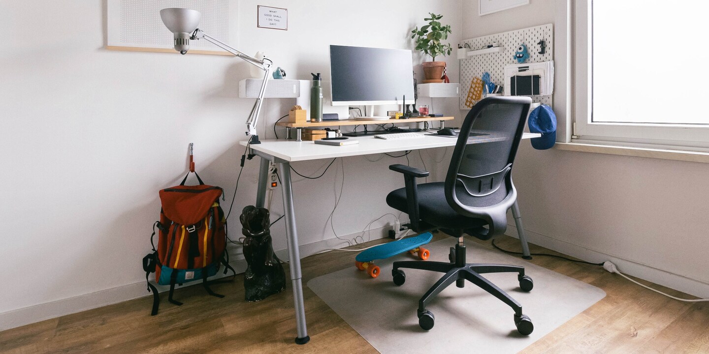 Des chaises de bureau à l'essai