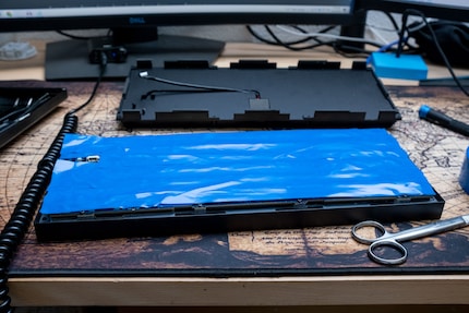 Statt dem Dämmungsschaum zwischen Gehäuseunterteil und PCB habe ich das PCB mit nicht-leitendem Malerband abgeklebt.