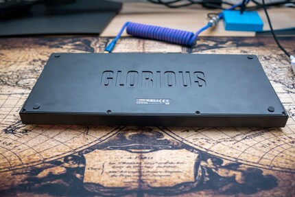 Die Rückseite der GMMK Pro ziert ein riesiger «Glorious»-Schriftzug.