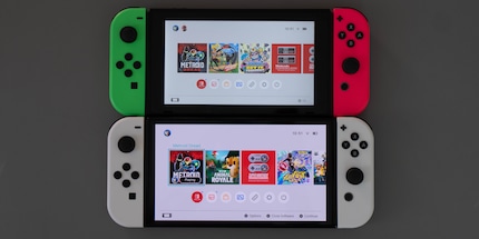 Sopra, la Switch del 2019, sotto, la Switch OLED.