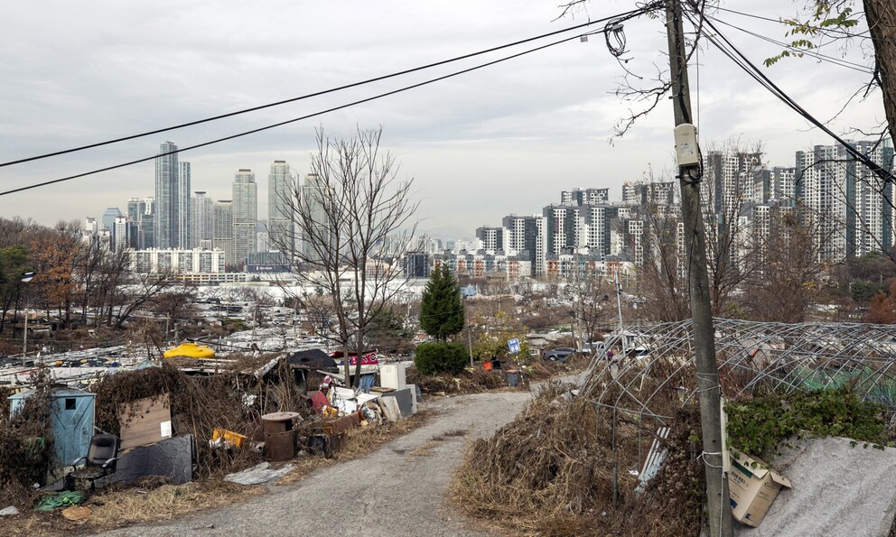 Wachstum und Armut gehen in Gangnam, Südkorea, Hand ind Hand.