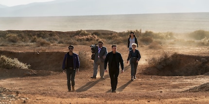 Das ist kein Behind-the-Scenes von Schauspielern auf dem Weg zum Set. Das ist direkt aus dem Film.