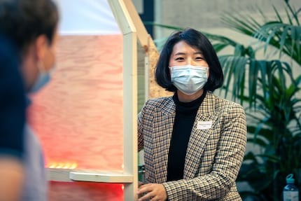 Hongyang Wang ist der Kopf hinter dem Prototypen no1s1 – die dreieckige Holzkabine soll grosse Fragen in die Luft werfen: Müssen gemeinnützige Gebäude überhaupt jemandem gehören?