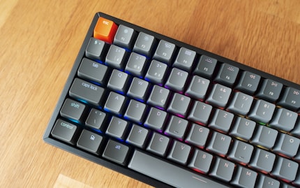 Die RGB-Hintergrundbeleuchtung wirkt tagsüber eher dezent. Abends kommt sie dann richtig zur Geltung.