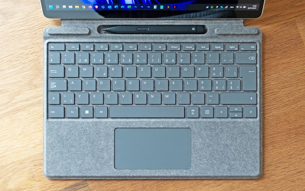 Clavier, protection d'écran et « encoche à stylet » tout en un.