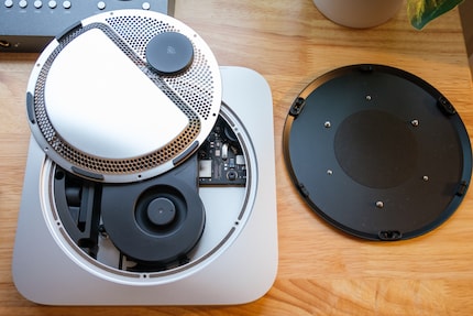 Uno sguardo all'interno dell'ultimo Mac mini. Ci sarebbe più spazio senza il ventilatore mai usato. Potrebbe essere molto più piccolo.