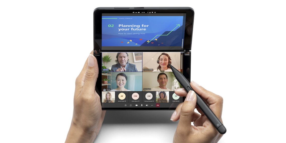 Arbeiten mit dem Surface Duo 2 und dem Surface Pen.