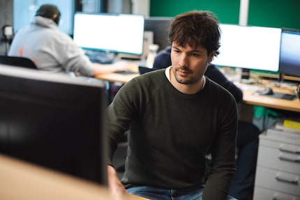 Thomas Gfeller est le team leader de Planet Express. Ses membres sont les têtes pensantes qui se cachent derrière les mini ordinateurs des entrepôts et des succursales de Digitec Galaxus.