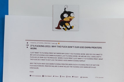 L'équipe Planet Express a de nombreuses responsabilités dont tous les problèmes d'imprimante de l'entreprise. Un coup d'œil sur le tableau d'affichage de son bureau le confirme.