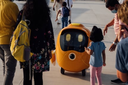 Das ist Opti. Einer von 100 Robotern, die die Besucher begrüssen, fotografieren, beliefern und informieren.
