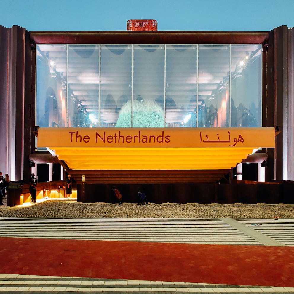 The Dutch pavilion gleams thanks to its sustainable structure.