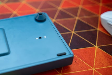 Located on the back: the switch to change between a Bluetooth or wired connection.