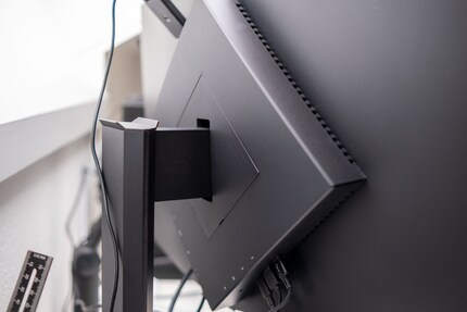 À l'arrière, en plus des connexions, il y a un support pour le casque.