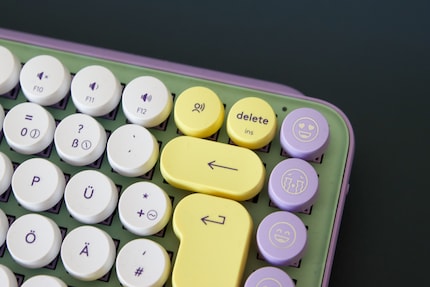 Delete und Backspace rahmen die Diktat-Taste ein.