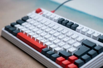 The keycaps come in three colours and are made of PBT plastic.