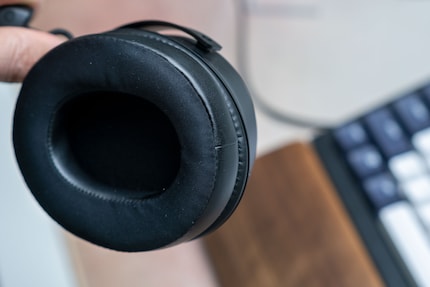 Für eine bessere Belüftung setzt Razer auf Stoff, wo das Headset mit der Haut in Kontakt kommt.