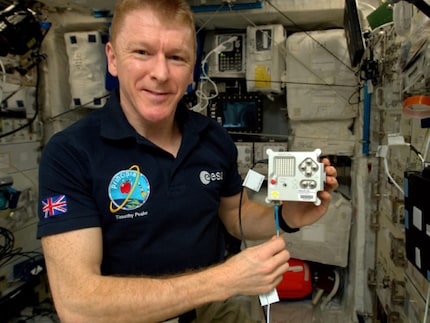 L'astronaute britannique Tim Peake tient entre ses mains un Astro Pi sur l’ISS.