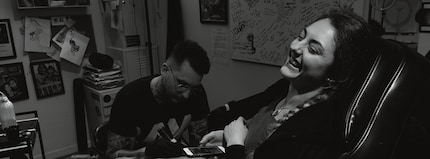 Mireille si fa tatuare dall'artista Levente nello studio di Piink Basel in XPan