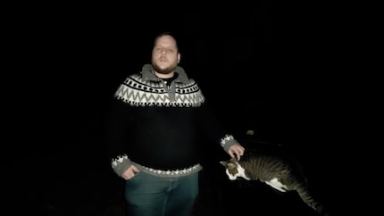Screenshot di un video girato di notte. Il flash serve come luce.