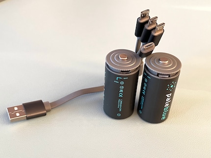Ces grosses piles ont chacune des connecteurs micro-USB C et USB C opposés. Les deux se découvrent élégamment en tournant le capuchon de la pile.