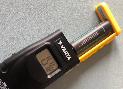 Test de tension : les piles Pale Blue fournissent une solide tension de 1,55 volt. C'est moins qu'une pile jetable, mais plus qu'une pile NiMH standard.