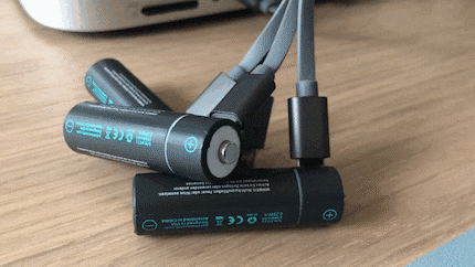 Le câble USB vers micro-USB C en action : les piles clignotent pendant la recharge. Une fois rechargées, le voyant devient vert fixe.