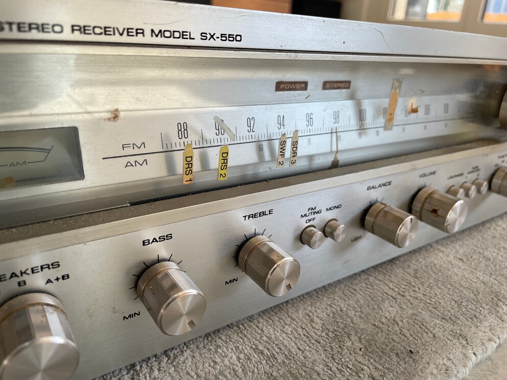 Enlever les autocollants pour dégager la vue sur les ondes moyennes !