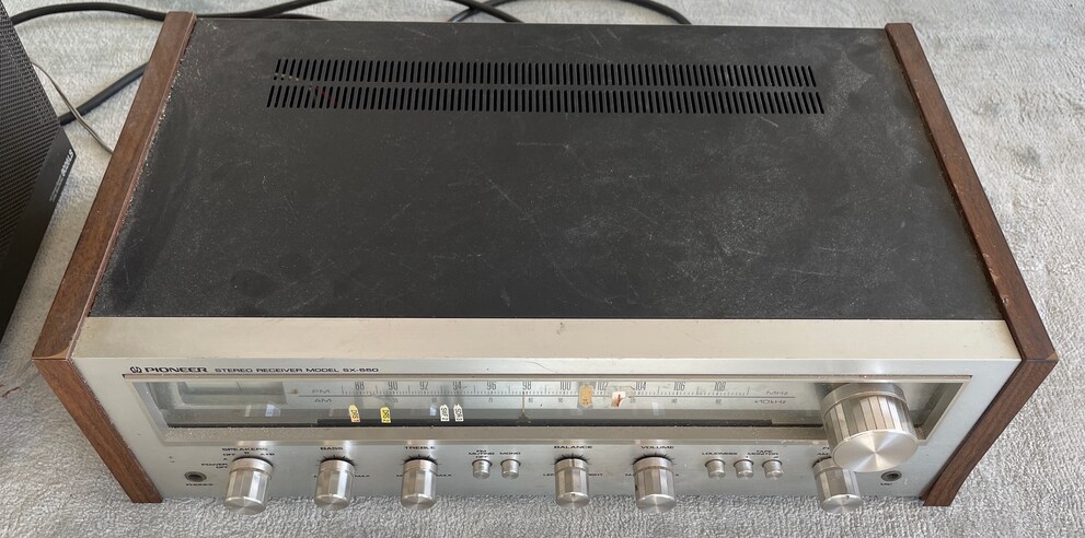 En fait, le Pioneer SX-550 est beau. Mais pas là.