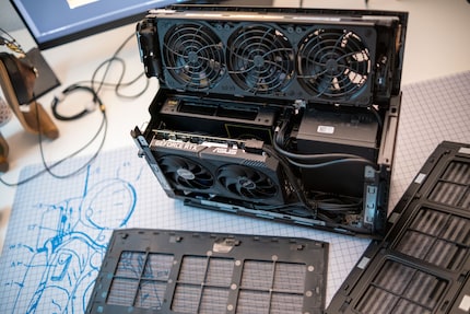 A look at the inner workings of the NUC 12 Extreme. The Compute Element sits behind the graphics card.