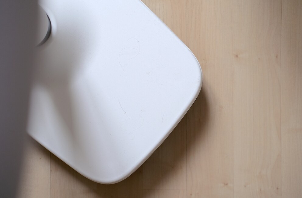Si le tabouret prend la poussière, je l'essuie avec un chiffon humide et de l'eau.