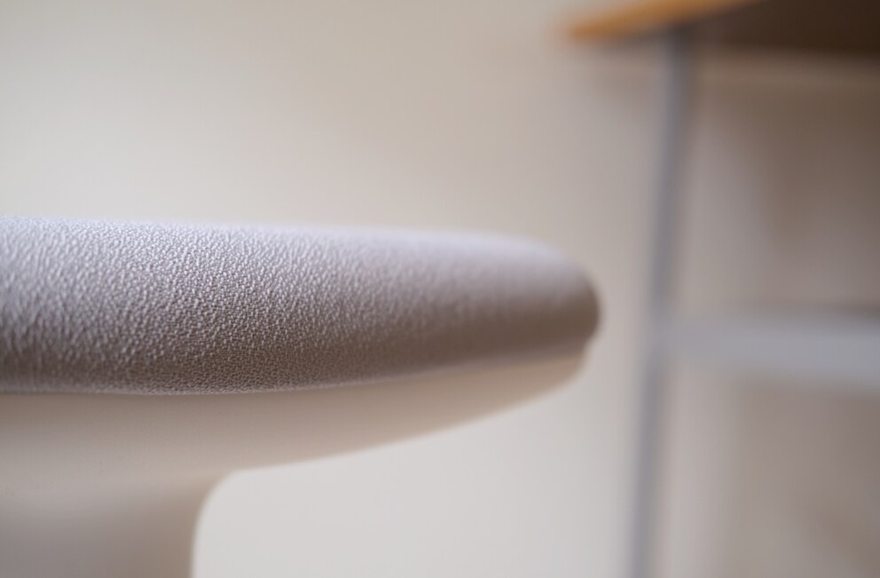 Transition fluide : le tabouret à assise dynamique est une chaise de bureau minimaliste qui passe presque inaperçue à la maison.