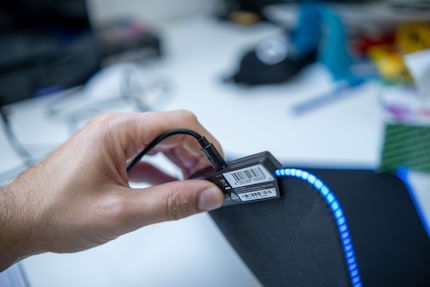 L’unité de commande et la bande de LED empêchent le tapis de souris d’adhérer correctement à la table.
