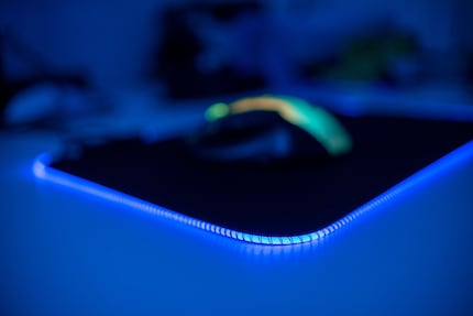 La bande LED est plus lumineuse dans les coins.