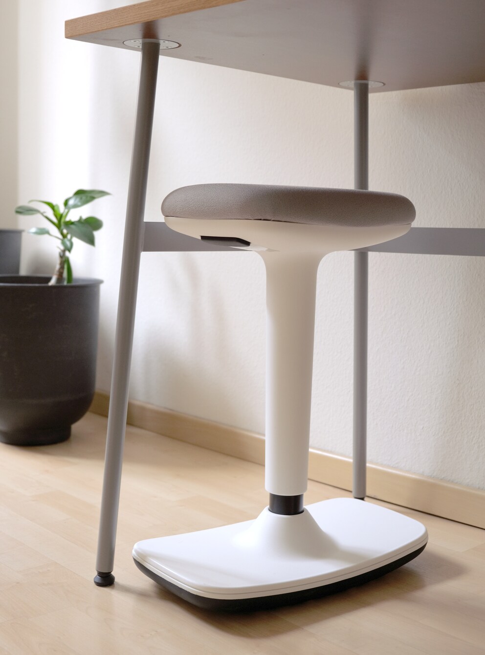 Avec ce tabouret, je dis au revoir aux dossiers encombrants et profite de plus d'espace dans l'appartement.