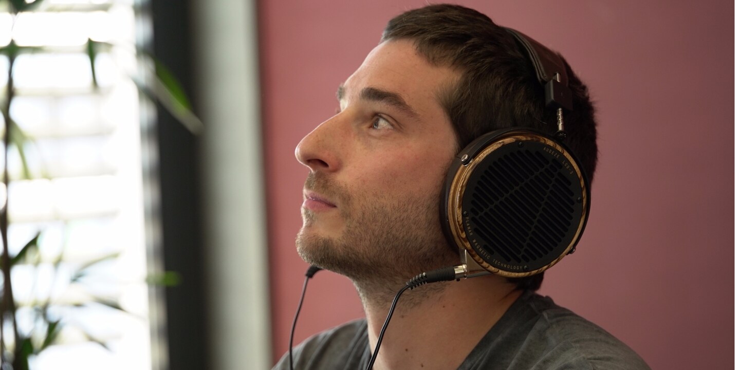 Produktmanager Dimitri nimmt auch ein Ohr vom Audeze LCD-3.