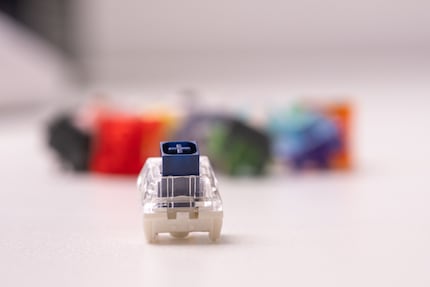 Un interruttore clicky Kailh BOX Navy.