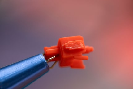 The Fox switches are lubricated in the factory. Here you can see the stem. It’s the part that moves up and down when you push the key.