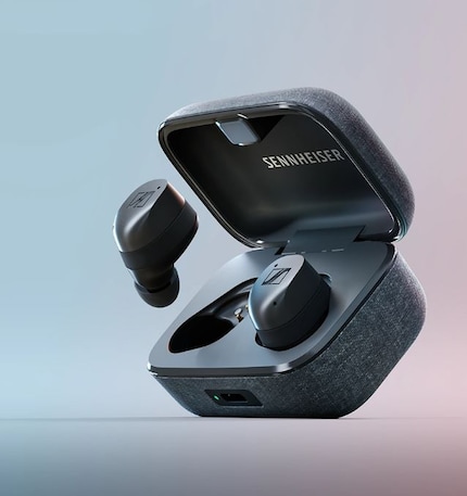 Der Momentum True Wireless 3 kommt in drei verschiedenen Farben, hier abgebildet sind graphite und weiss.