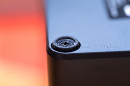 Dank den gummierten Füssen verrutscht der Mini-PC auch unter Volllast nicht.
