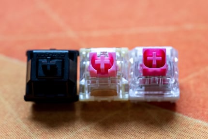 Il meccanismo di montaggio di un interruttore di tipo Cherry MX.