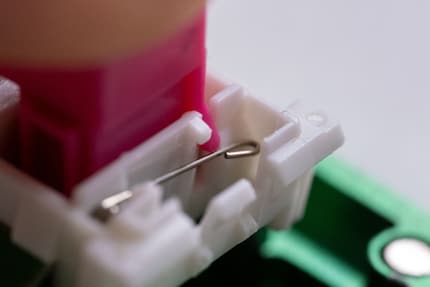 La click-bar di un interruttore Kailh Box Pink. Quando salta su, produce il rumore del clic.