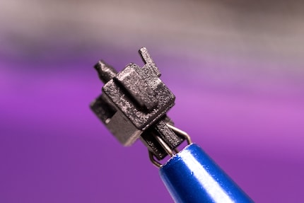 Beim Schmieren im Muttermlichbecher ist der Stem gleichmässig mit Schmiere überzogen.